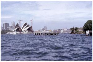 96 På väg in i hamnen i Sydney passerar vi det nya operahuset.jpg